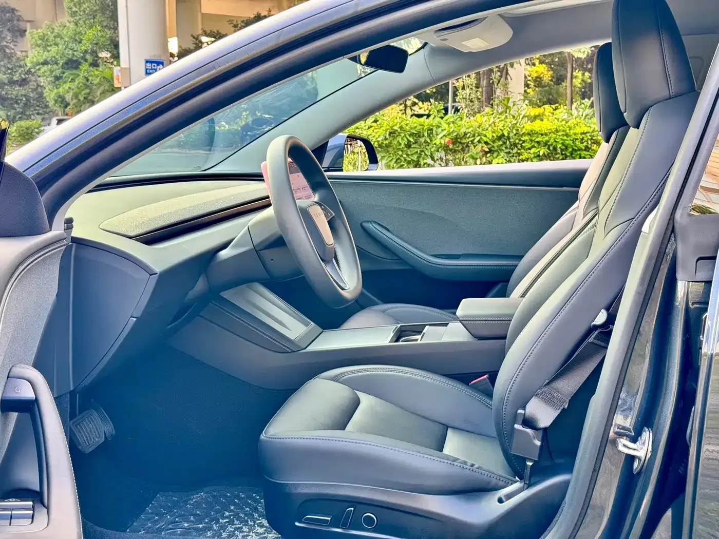 Tesla Model 3 2025 Model Rear-Wheel Drive Edition — Фото автомобиля 5