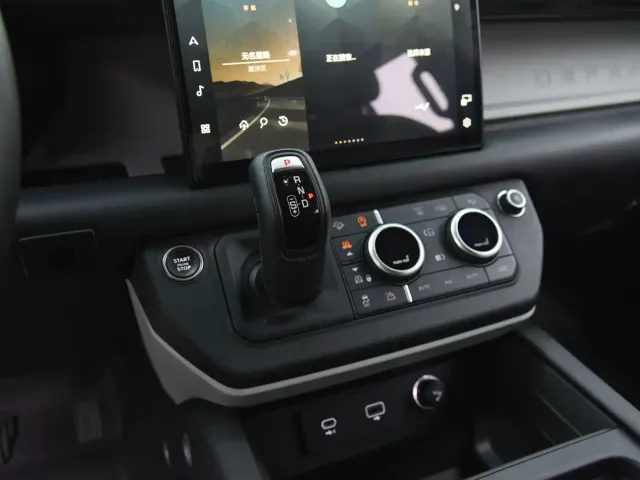Land Rover Defender — Фото автомобиля 11