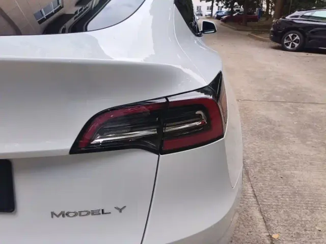 Tesla Model Y — Фото автомобиля 7