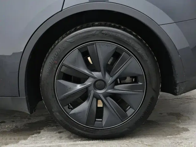 Tesla Model Y — Фото автомобиля 9