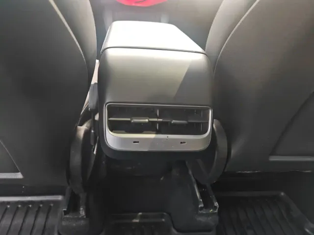 Tesla Model Y — Фото автомобиля 16