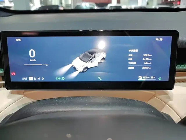 Lynk & Co Z20 — Фото автомобиля 11