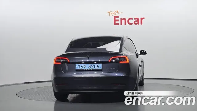 Tesla Model 3 — Фото автомобиля 4