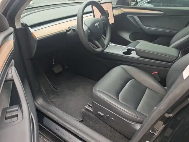 Tesla Model Y — Фото автомобиля 15