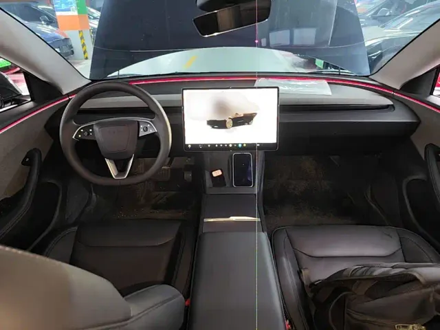 Tesla Model 3 — Фото автомобиля 9