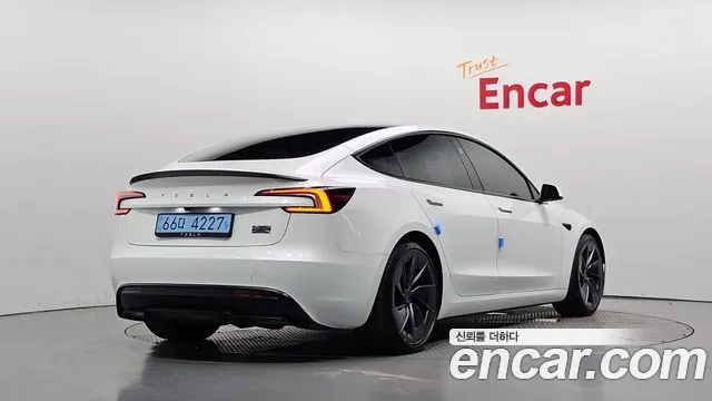 Фотография автомобиля — Tesla Model 3