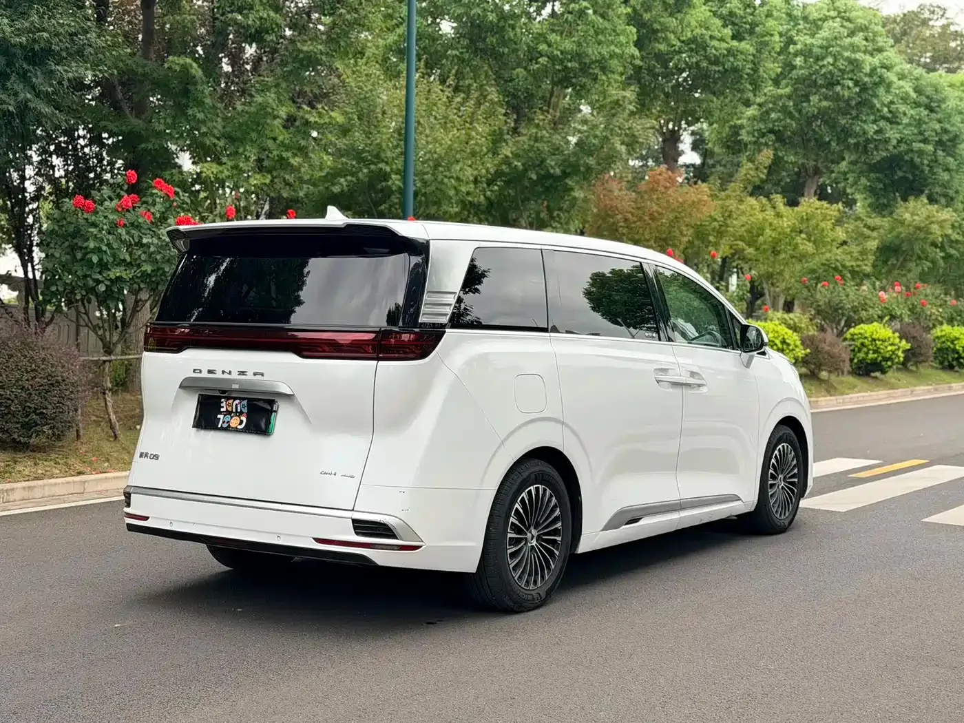 Denza Denza D9 2022 DM-i 970 All-Wheel Drive Honor Edition — Фото автомобиля 4