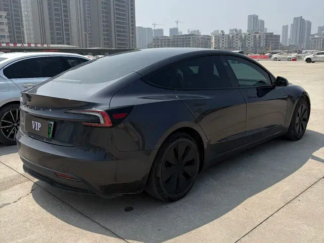 Tesla Model 3 — Фото автомобиля 9