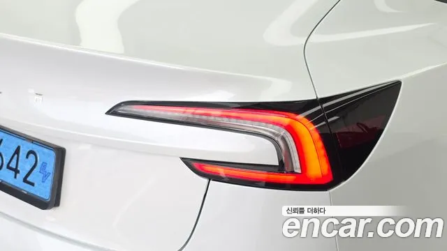Tesla Model 3 — Фото автомобиля 8