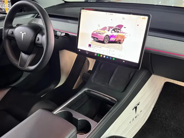 Tesla Model Y — Фото автомобиля 17