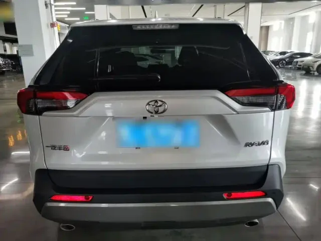Toyota RAV4 — Фото автомобиля 5