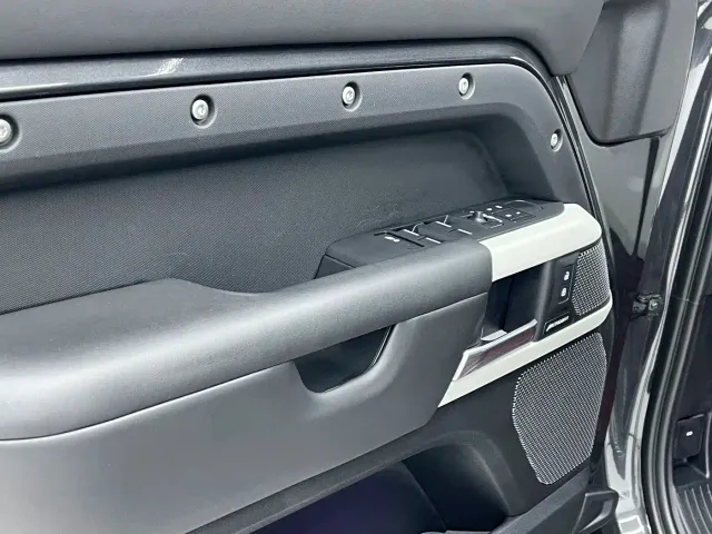 Land Rover Defender — Фото автомобиля 15