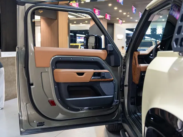 Land Rover Defender — Фото автомобиля 18