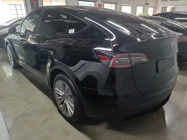 Tesla Model Y — Фото автомобиля 4