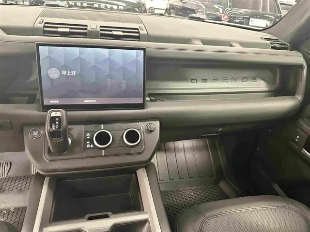 Land Rover Defender — Фото автомобиля 10