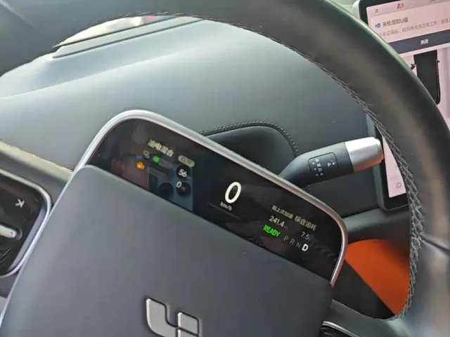 Li Auto L8 — Фото автомобиля 13