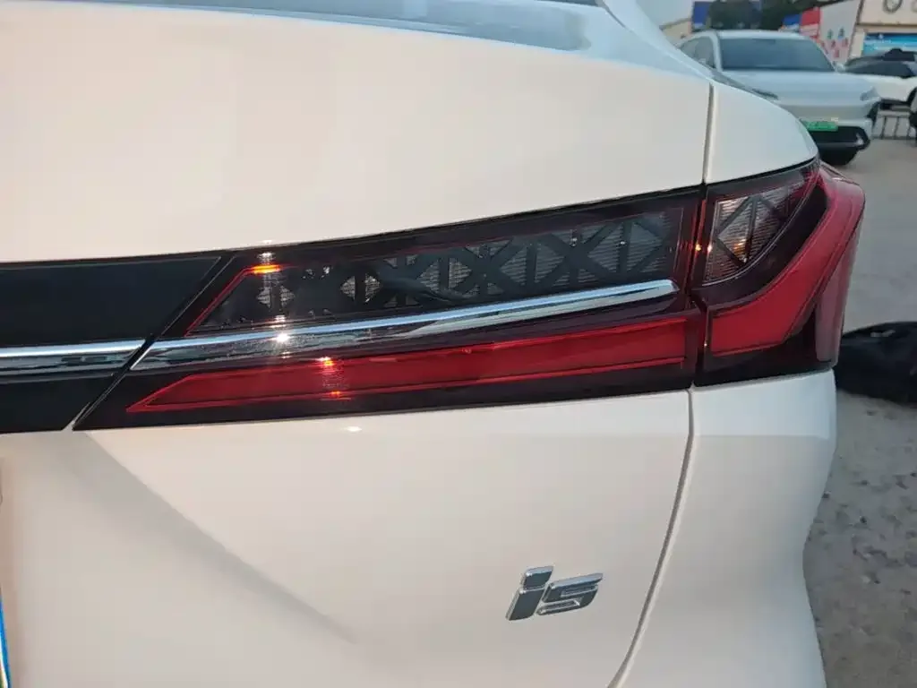 Roewe Roewe i5 2023 1.5L Manual Comfort Edition — Фото автомобиля 23