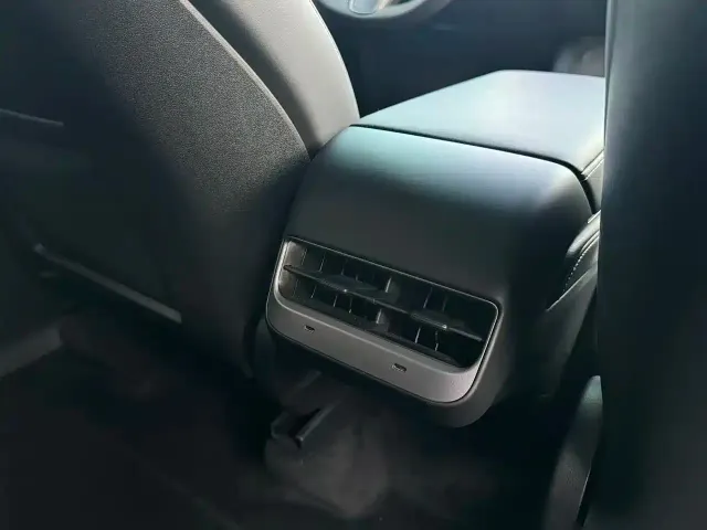Tesla Model Y — Фото автомобиля 12