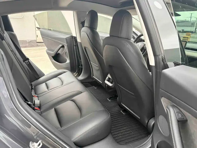 Tesla Model 3 — Фото автомобиля 12