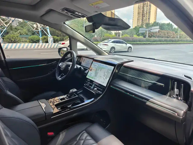 GAC Trumpchi M8 — Фото автомобиля 10