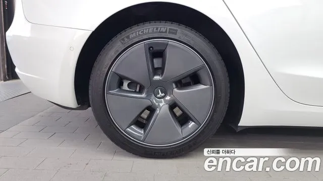 Tesla Model 3 — Фото автомобиля 5