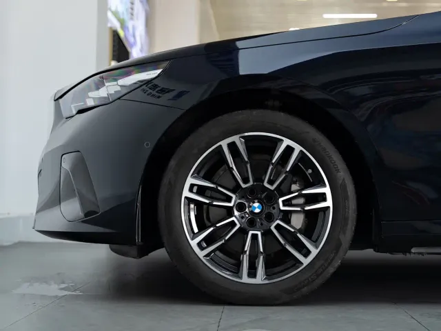 BMW 5 Series — Фото автомобиля 9