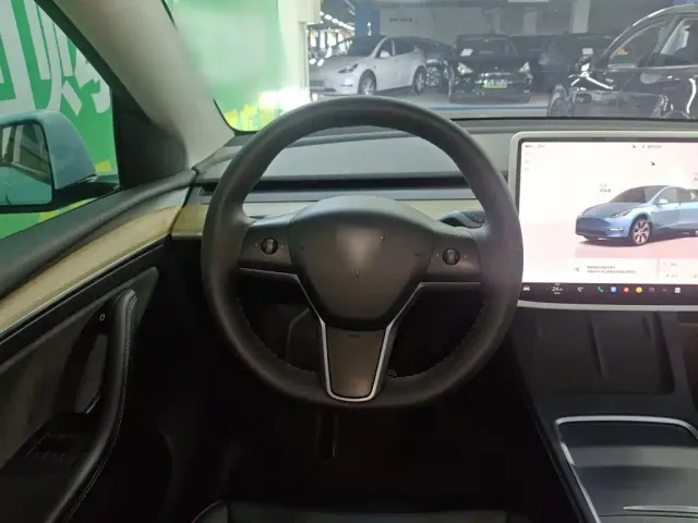 Tesla Model Y — Фото автомобиля 6