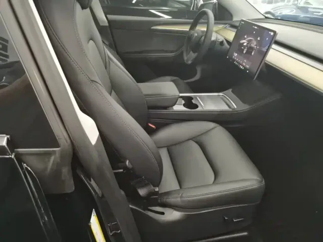 Tesla Model Y — Фото автомобиля 24