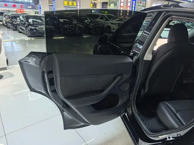 Tesla Model Y — Фото автомобиля 9