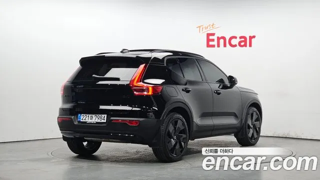Вольво XC40 B4 Black Edition — Фото автомобиля 2