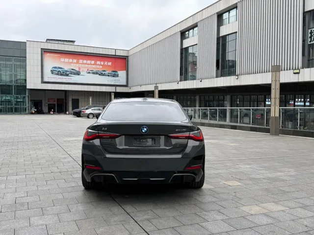 BMW i4 — Фото автомобиля 12