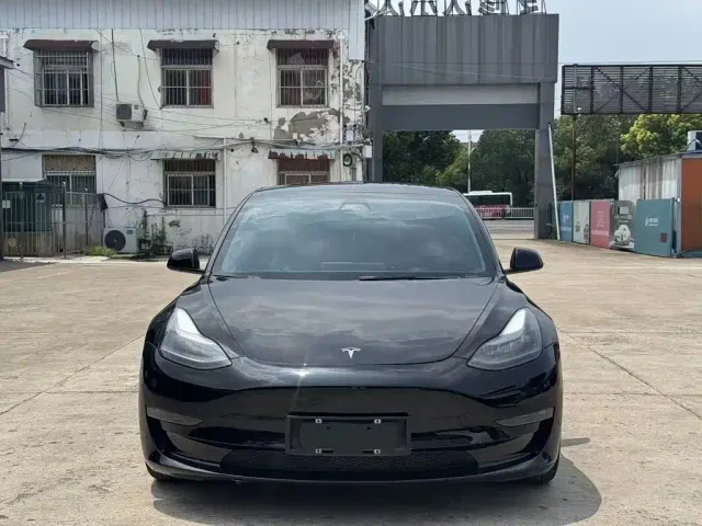 Tesla Model 3 — Фото автомобиля 2