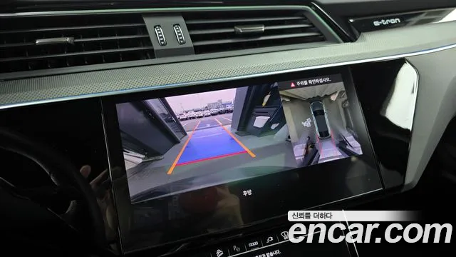 Audi e-tron — Фото автомобиля 15