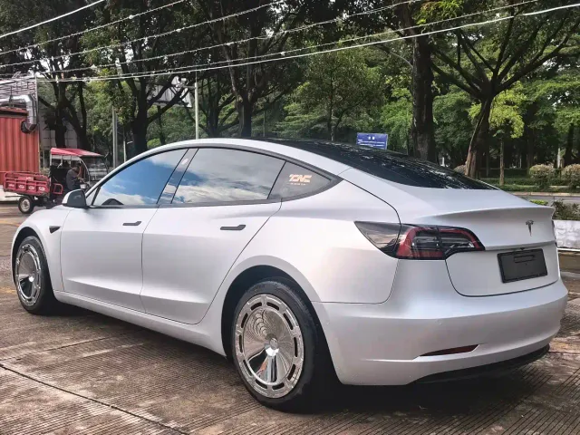 Tesla Model 3 — Фото автомобиля 6