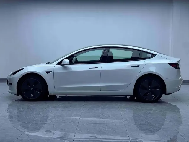 Tesla Model 3 — Фото автомобиля 12