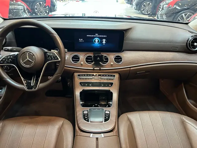 Mercedes-Benz E-Class — Фото автомобиля 9
