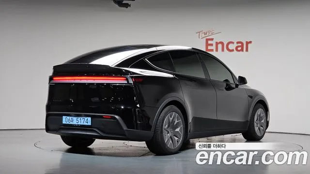 Tesla Model Y — Фото автомобиля 2