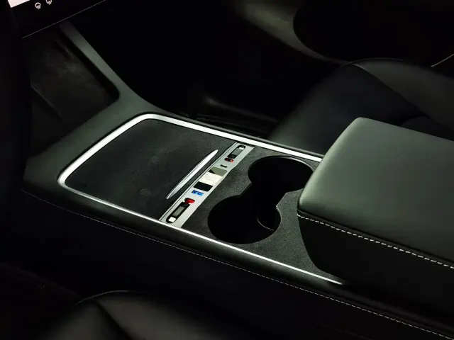 Tesla Model Y — Фото автомобиля 9