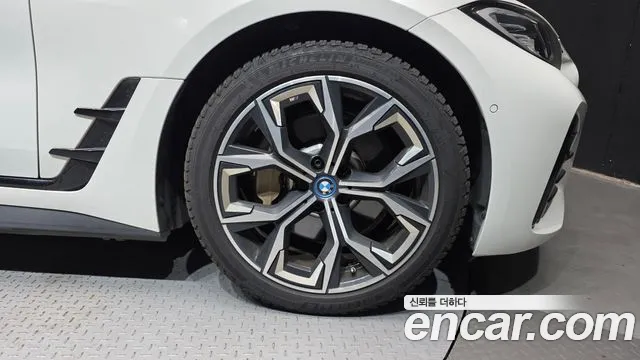 BMW i4 — Фото автомобиля 6
