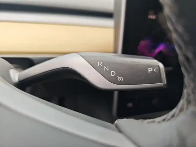 Tesla Model Y — Фото автомобиля 13