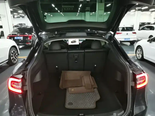 Tesla Model Y — Фото автомобиля 18