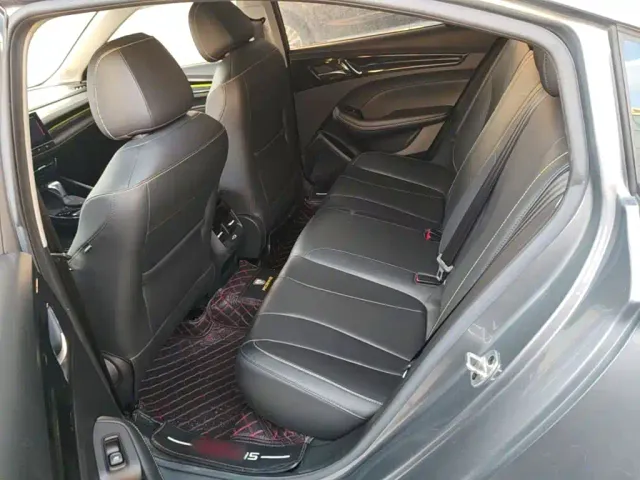 Roewe i5 — Фото автомобиля 16