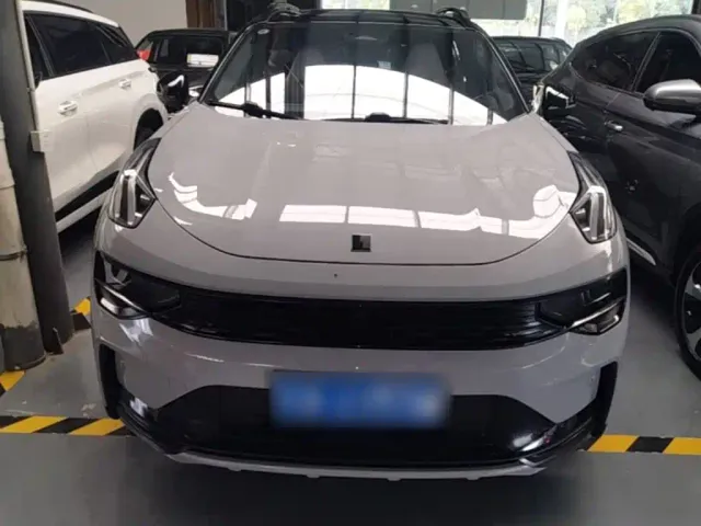 Lynk & Co 01 — Фото автомобиля 2