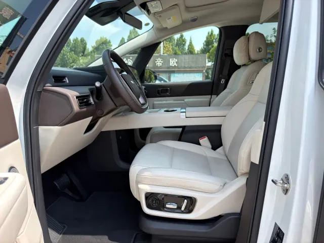 Li Auto MEGA — Фото автомобиля 4