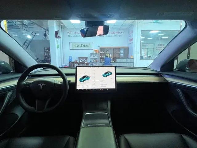 Tesla Model 3 — Фото автомобиля 6