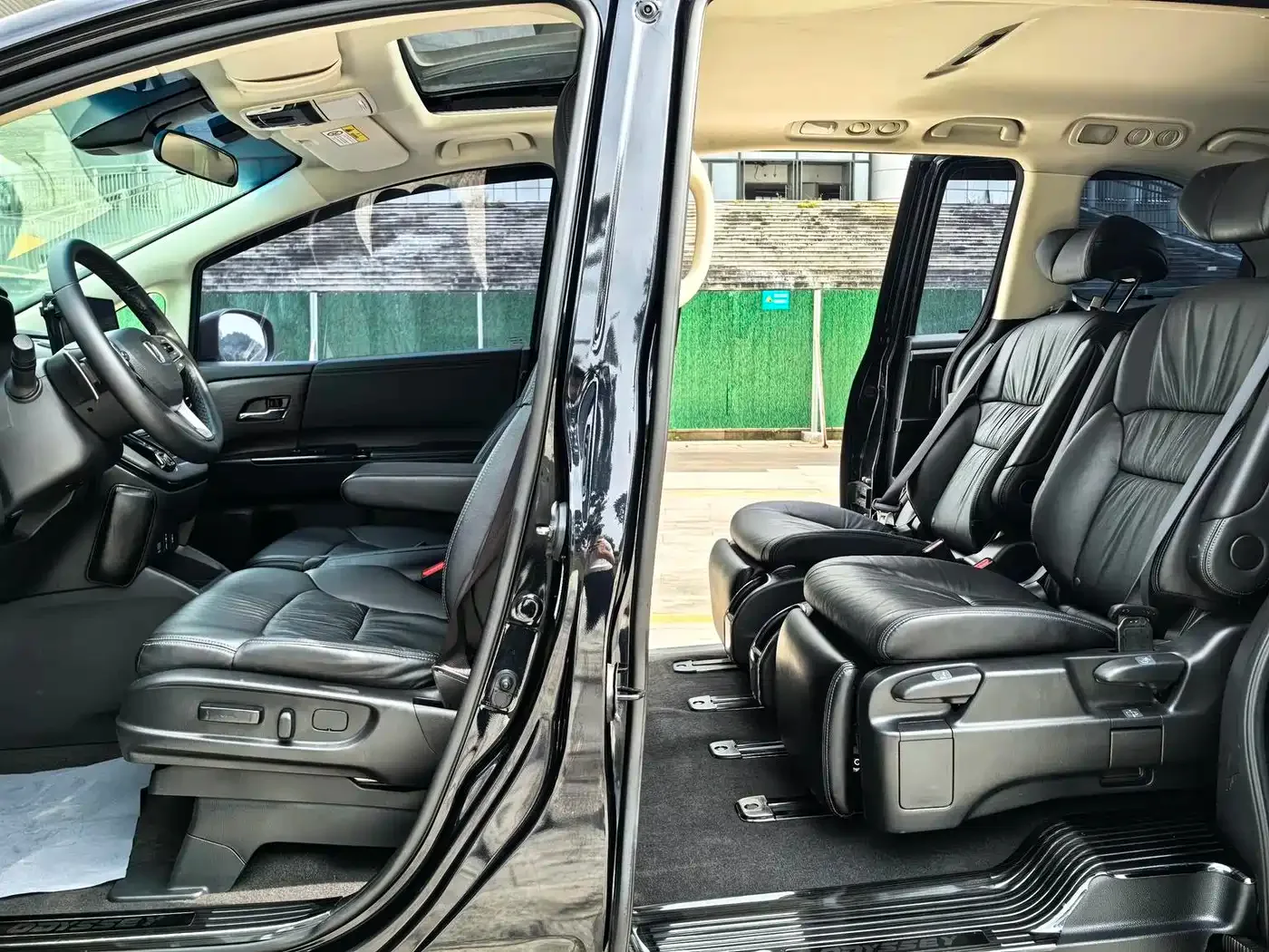 Honda Odyssey 2022 2.0L e:HEV Sharp·Leading Edition — Фото автомобиля 11