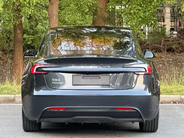 Tesla Model 3 — Фото автомобиля 6