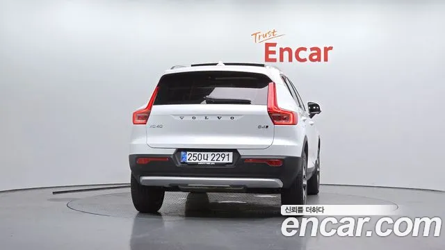 Вольво XC40 B4 Ultra Bright — Фото автомобиля 4