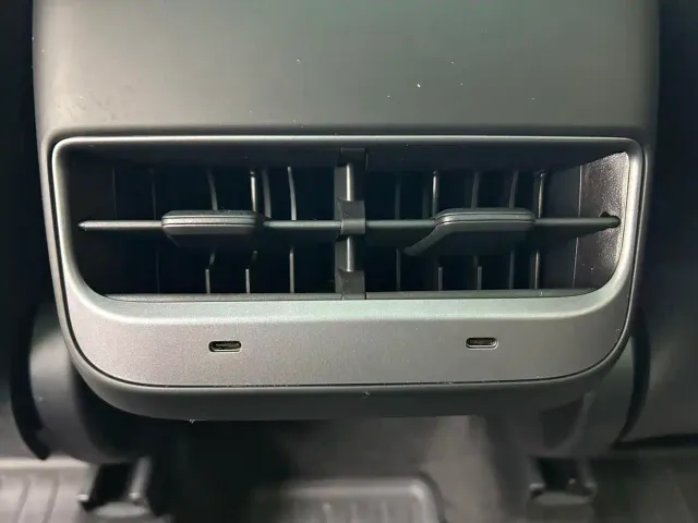 Tesla Model Y — Фото автомобиля 15