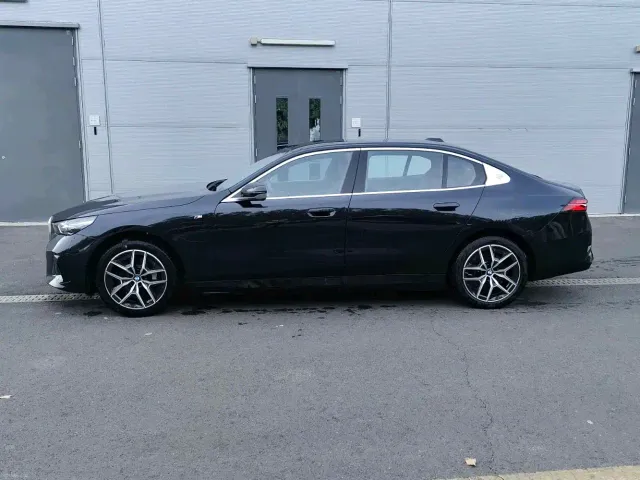 BMW i5 — Фото автомобиля 4